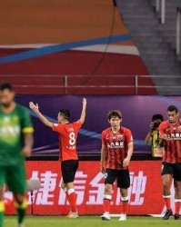 德甲-多特补时争议绝杀拜仁，终结对手11连胜登顶引热议